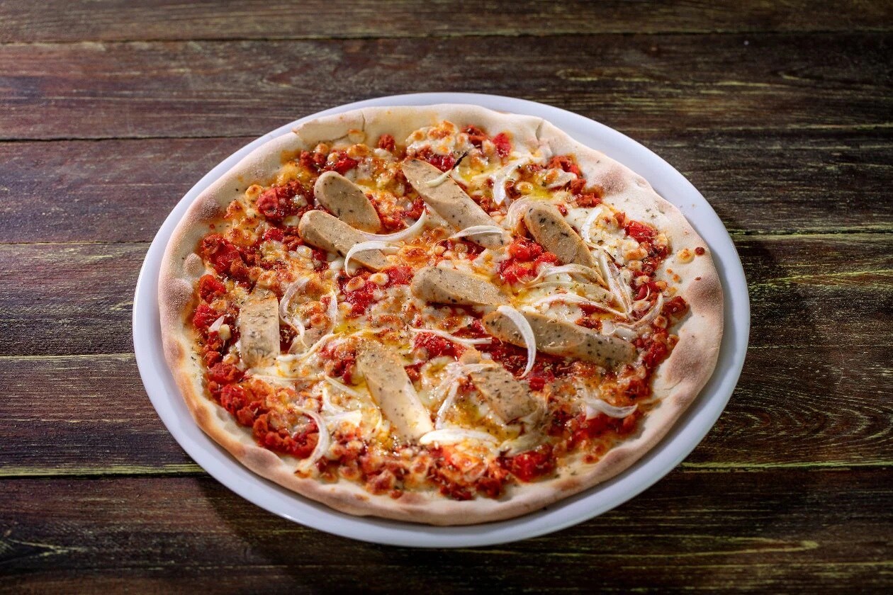Pizza s vegetariánskými párky a boloňskou omáčkou Pizza s vegetariánskými párky a boloňskou omáčkou